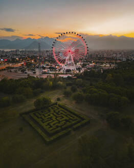 Luftaufnahme des Labyrinths bei Sonnenuntergang in Antalya, Türkei. - AAEF17246