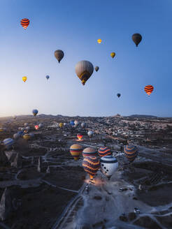 Luftaufnahme von Heißluftballons bei Sonnenaufgang in Kappadokien, Türkei. - AAEF17250