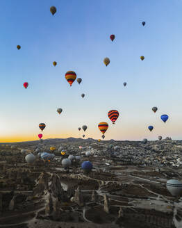 Luftaufnahme von Heißluftballons bei Sonnenaufgang in Kappadokien, Türkei. - AAEF17251