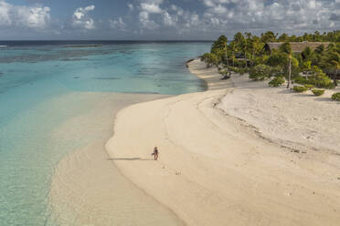 Luftaufnahme einer Person, die am Strand der Insel Onetahi, Französisch-Polynesien, entlangläuft. - AAEF17258