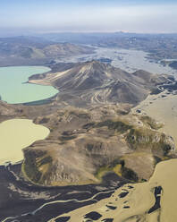 Luftaufnahme der isländischen Hochlandlandschaft mit dem See Austurbjallavatn, Südisland. - AAEF17265