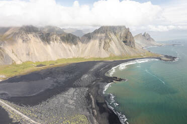 Luftaufnahme des Berges Vestuhorn in Island. - AAEF17280