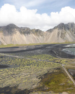 Luftaufnahme des Berges Vestuhorn in Island. - AAEF17281