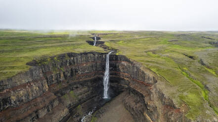 Luftaufnahme des Hengifoss-Wasserfalls in Island. - AAEF17291