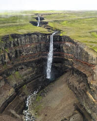 Luftaufnahme des Hengifoss-Wasserfalls in Island. - AAEF17292