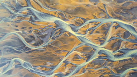 Luftaufnahme einer abstrakten Wasserformation in der Nähe des Ufers des Flusses Olfusa in Island. - AAEF17303