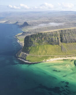 Luftaufnahme des Patreksfjordur Fjords in Island. - AAEF17317