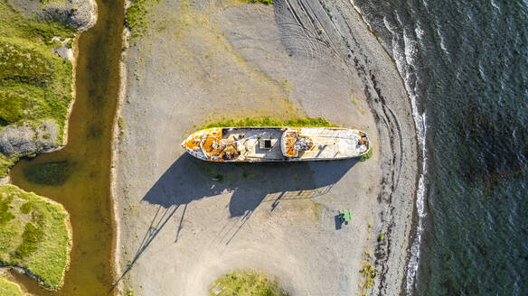 Luftaufnahme eines an der Küste des Patreksfjordur-Fjords in Island gestrandeten Schiffswracks. - AAEF17319