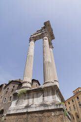 Von unten beschädigte Säulen des Apollo-Sosianus-Tempels gegen wolkenlosen blauen Himmel auf einer Straße in Rom, Italien - ADSF42772