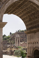 Antike Gebäude des Forum Romanum hinter dem Bogen des Septimius Severus an einem sonnigen Sommertag in Rom, Italien - ADSF42775