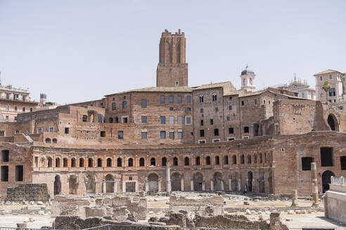 Außenansicht des Trajansmarkts vor einem wolkenlosen blauen Himmel bei Tageslicht in Rom, Italien - ADSF42776