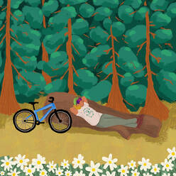 Illustration eines Radfahrers in Freizeitkleidung mit Helm und Schutzbrille, der die Hände hinter den Kopf hält und auf einem umgestürzten Baum in der Nähe des Fahrrads liegt, während er eine Pause im Wald macht - ADSF42782