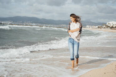 Frau spaziert am Meer am Strand - JOSEF16180