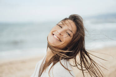 Glückliche Frau mit langen Haaren genießt am Strand - JOSEF16208