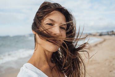 Brunette woman with long hair spending leisure time at beach - JOSEF16251