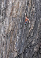 Entschlossene Frau beim Klettern - ALRF01908