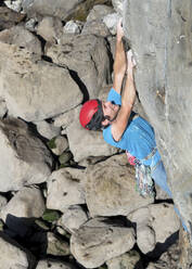 Entschlossener Sportler klettert auf Felsen - ALRF01914