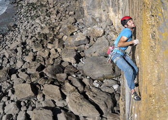 Entschlossener Sportler klettert an der Wand - ALRF01916