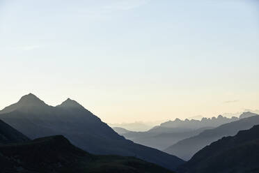Österreich, Tirol, Berggipfel in der nebligen Morgendämmerung - CVF02211