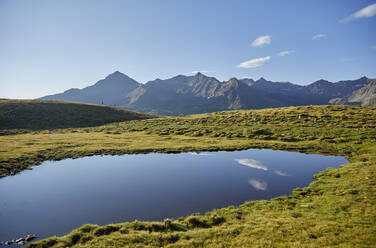 Österreich, Tirol, Blick auf kleinen Alpensee - CVF02212