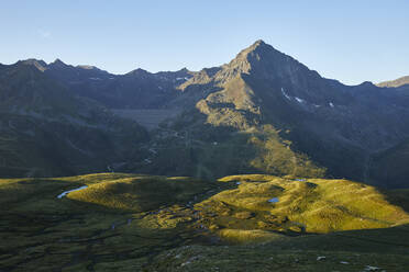 Österreich, Tirol, Bergtal in der Sommerdämmerung - CVF02216