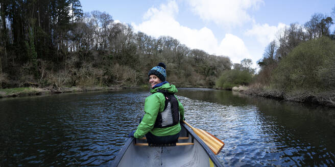 Senior woman kayaking on lake at Cilgerran Gorge - ALRF01920