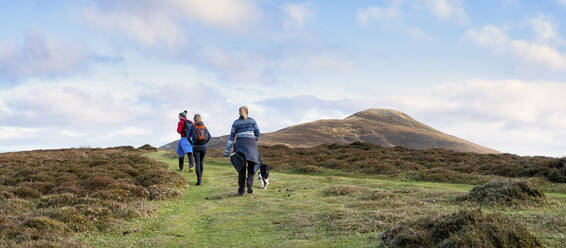 Freunde wandern auf einem Berg unter bewölktem Himmel - ALRF01922