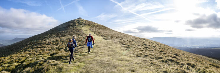 Freunde wandern auf einem Berg an einem sonnigen Tag - ALRF01924