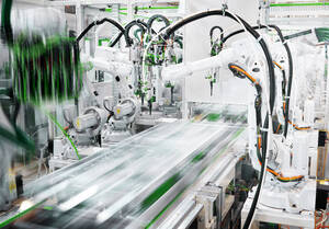 Automatisierte Fabrik mit Roboterarm in der Produktionslinie - CVF02236