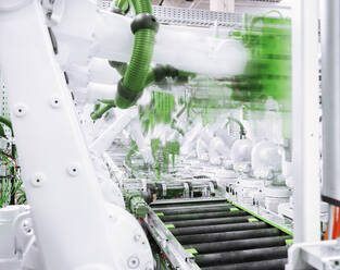 Automatisierte Fabrik mit Roboterarm in der Produktionslinie - CVF02238