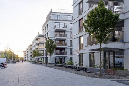Deutschland, Bayern, München, Neugebaute moderne Wohnungen bei Sonnenuntergang - MAMF02555