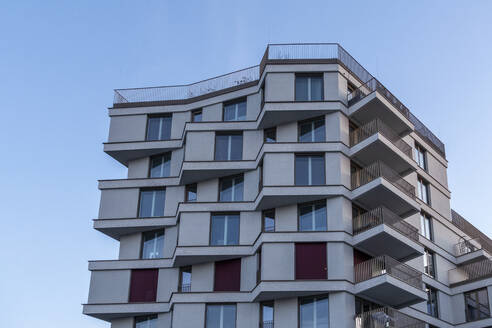 Deutschland, Bayern, München, Fenster und Balkone einer neu gebauten modernen Wohnung - MAMF02556