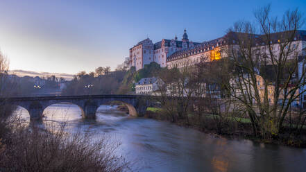 Fluss vor dem Weilburger Schloss bei Sonnenaufgang - MHF00708