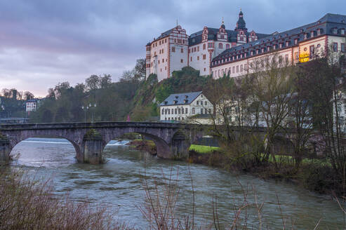 Schloss Weilburg mit Fluss und alter Lahnbrücke - MHF00709