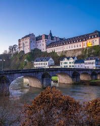Schloss Weilburg mit Fluss und alter Lahnbrücke unter blauem Himmel - MHF00710
