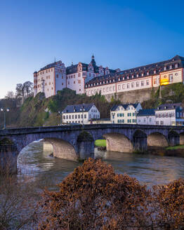 Schloss Weilburg mit Fluss und alter Lahnbrücke unter blauem Himmel - MHF00710