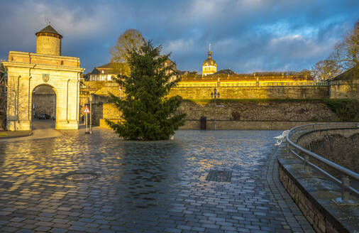 Schloss Weilburg mit Tor und Weihnachtsbaum unter bewölktem Himmel bei Sonnenaufgang - MHF00711