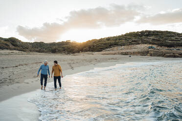 Mann genießt mit Vater am Strand bei Sonnenuntergang - JOSEF16476