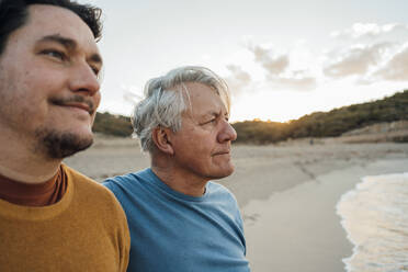 Vater und Sohn verbringen gemeinsam Zeit am Strand - JOSEF16478