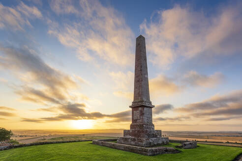 Balfour-Denkmal vor dem Himmel bei Sonnenuntergang, East Linton, Schottland - SMAF02504