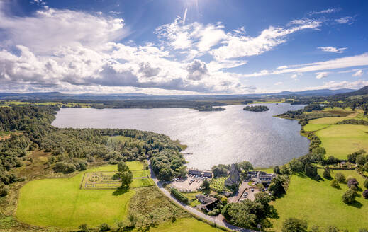 Luftaufnahme des Menteith Lake und der Insel Inchmahome, Loch Lomond and The Trossachs National Park, Stirling, Schottland - SMAF02522