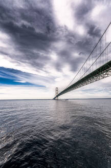 Mackinac-Hängebrücke über die Meerenge von Mackinac, die die obere und die untere Halbinsel des US-Bundesstaates Michigan verbindet, USA - SMAF02525