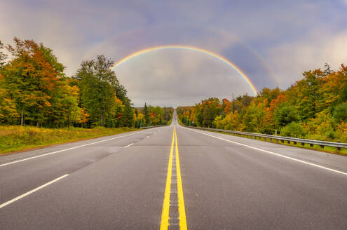 Doppelter Regenbogen über der Autobahn bei Sonnenuntergang - SMAF02538