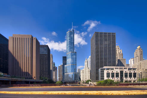 Skyline der Stadt und Trump Tower vor blauem Himmel, Chicago, Illinois, USA - SMAF02539