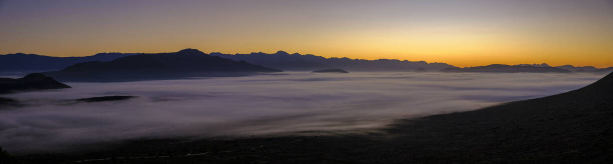 Aussicht auf die Langeberg-Bergkette bei Sonnenaufgang - LBF03718