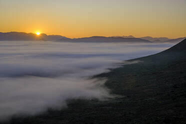 Blick auf die Berge mit Nebel bei Sonnenaufgang - LBF03720