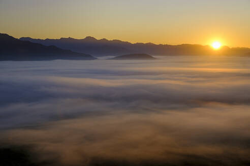 Aussicht auf die Langeberg-Bergkette bei Sonnenaufgang - LBF03721