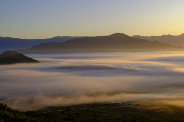 Langeberg Berglandschaft mit Nebel bei Sonnenaufgang - LBF03724