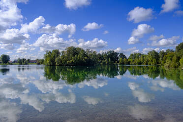 Deutschland, Bayern, Wolken spiegeln sich im Waldschwaigsee - LBF03727