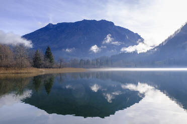 Österreich, Niederösterreich, Lunz am See, Scheiblingstein spiegelt sich im Lunzer See - LBF03731
